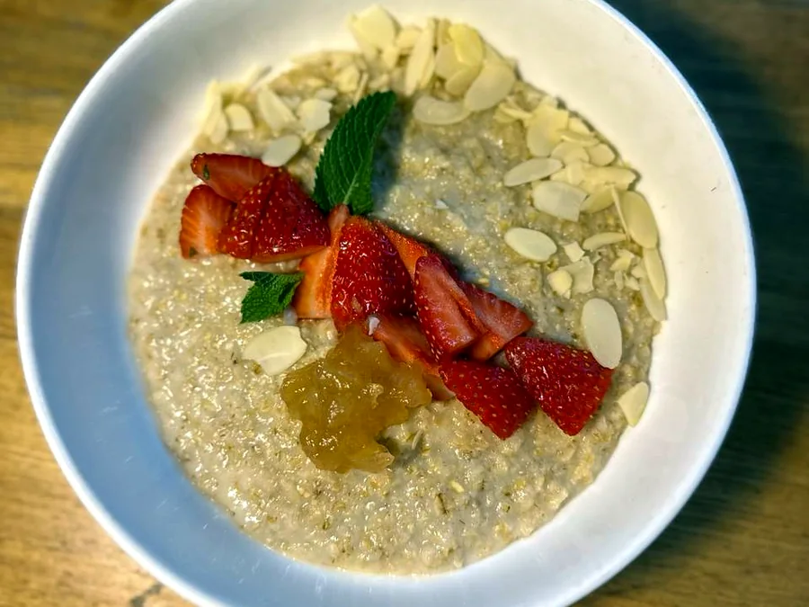 Овсяная каша с клубникой и миндалём