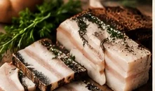 Сало с чесноком и бородинским хлебом